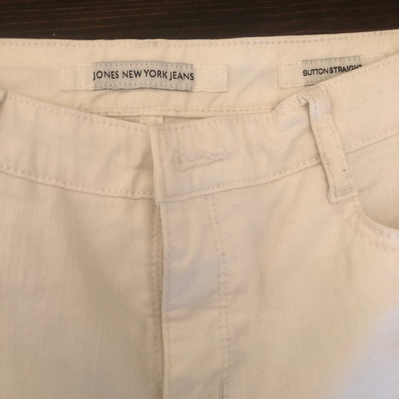Jones New York Sutton straight white jeans size 6 petite. White. - Picture 4 of 4